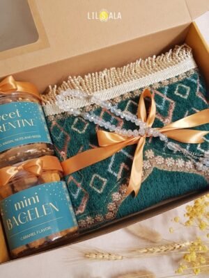 Hampers Kue Lebaran dan Sajadah